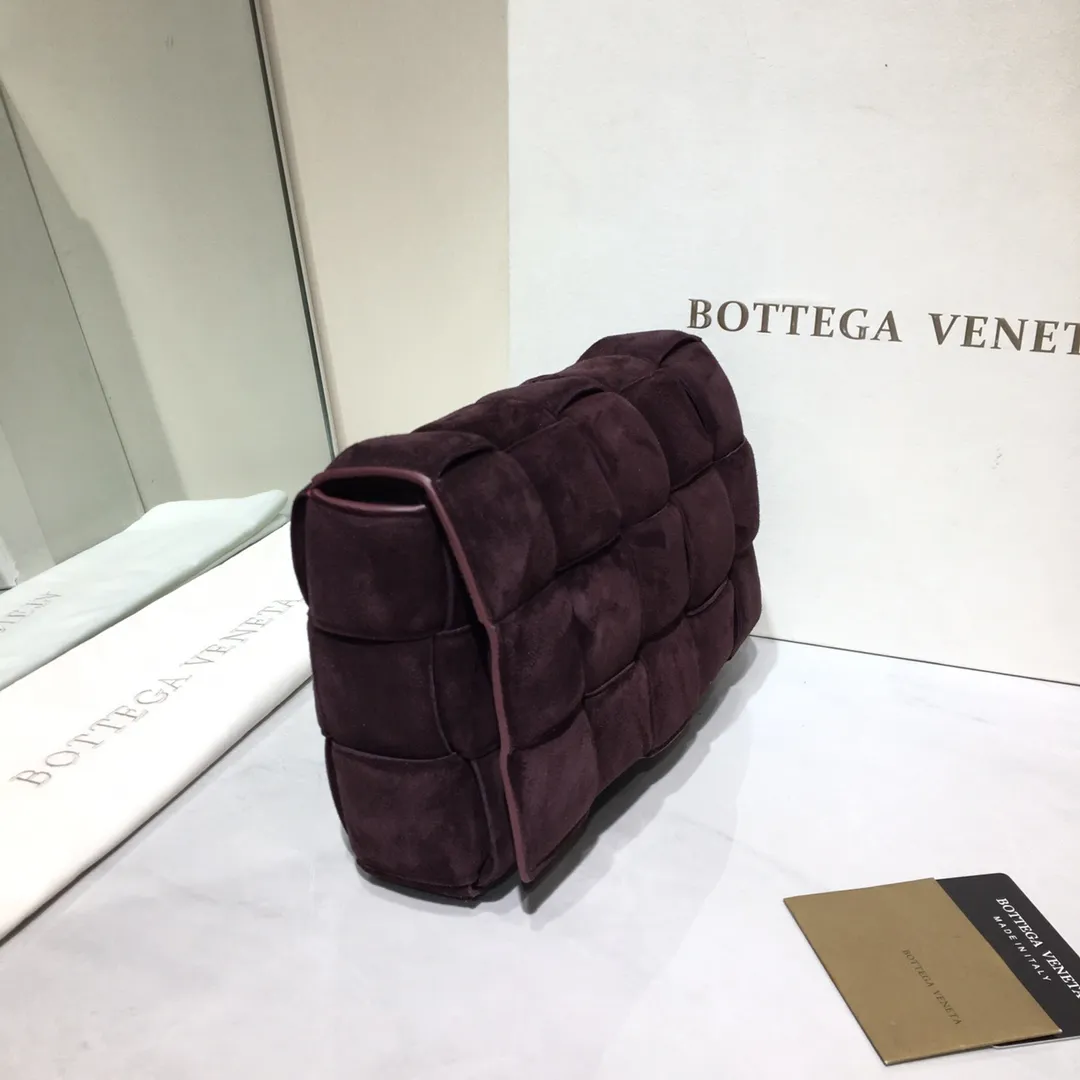 The Veneta Cassette pillow bag is made of soft frosted calfskin + aged matte gold buckle, very very fashionable! ! The leather feels super comfortable to the touch, and it has adjustable spaghetti straps with a signature triangle buckle. Size:26cm*18cm*8cm